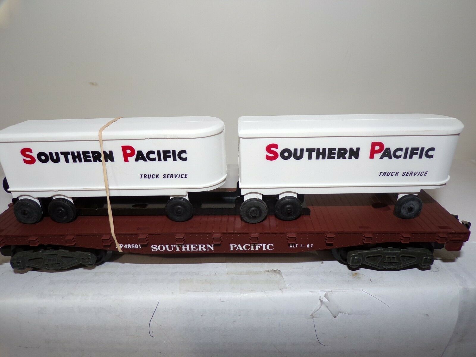 AMERICAN FLYER MINT 6-48501 SOUTHERN PACIFIC FLATCAR WITH TWO REMOVEABLE VANS